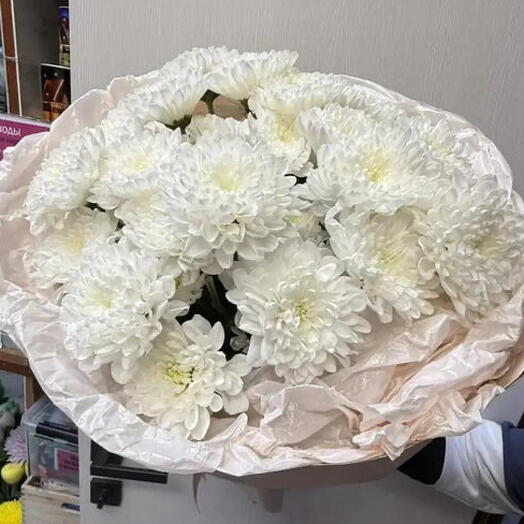 Белоснежный букет из махровых кустовых хризантем