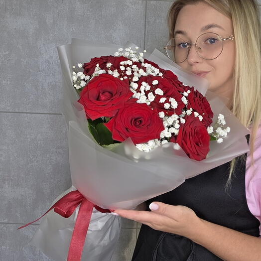 Красные розы с гипсофилой 🌹
