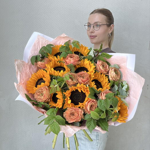 Подсолнухи с пионовидной розой и малиной 🧡