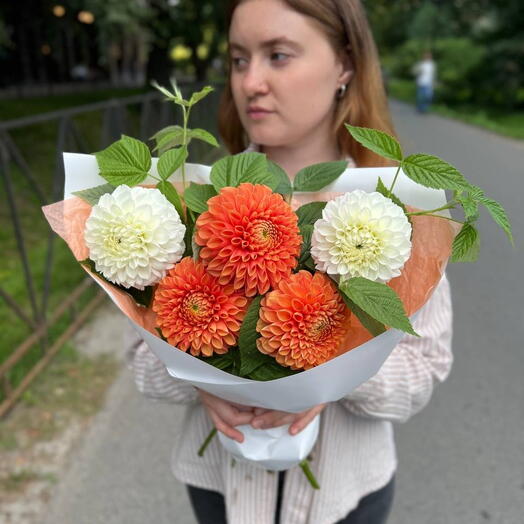 Букет из огненных георгин