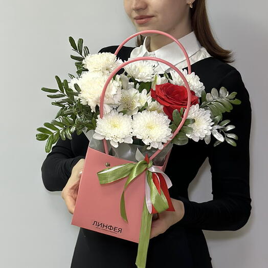 Композиция с алой розой, альстромерией, хризантемой и ажурными гвоздиками в сумочке
