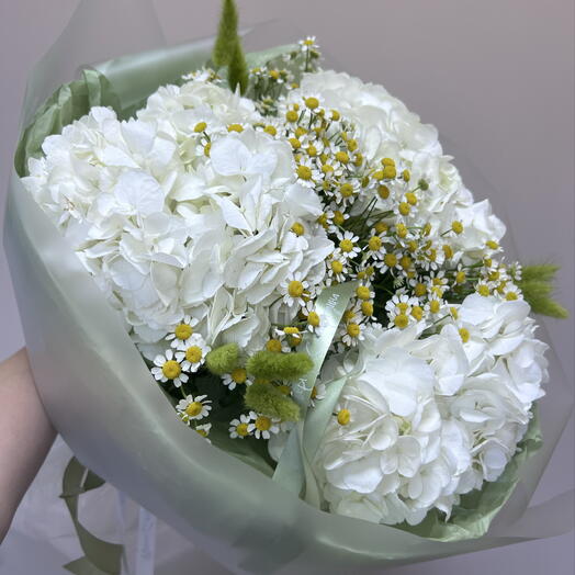 Букет из гортензий с ромашками