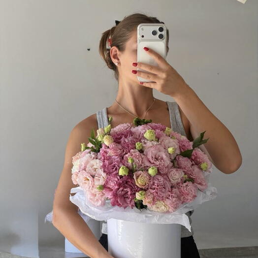 Кудрявая эустома в шляпной коробке