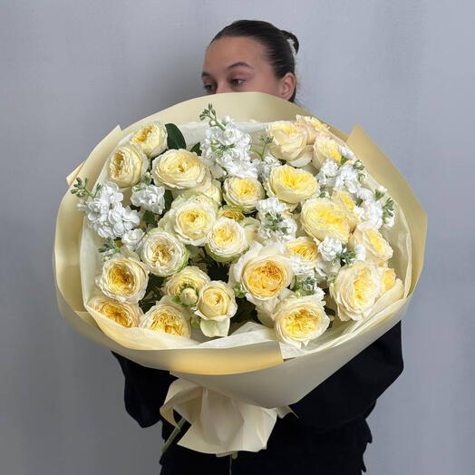 Желтые кустовые розы и маттиолы