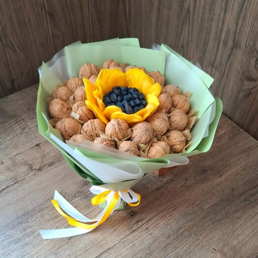 Ореховый букет с подсолнухом из манго