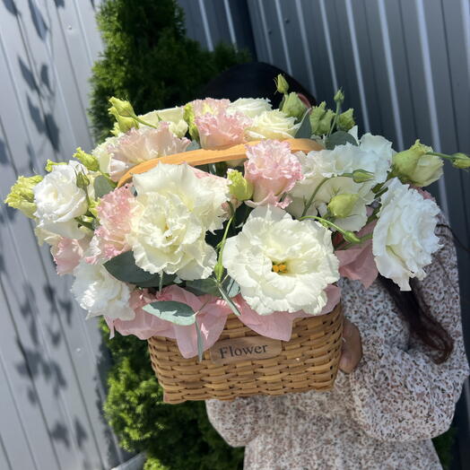 Эустома микс в корзине 💐