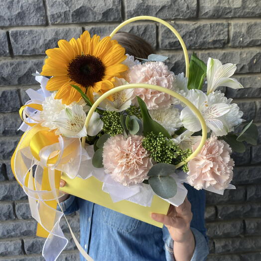 Композиция «Солнечная» с подсолнухом и диантусами🌻