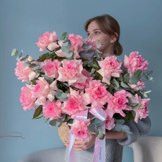 25 французских роз с эвкалиптом в плетёном кашпо «Розовый рай» 🌸 40349