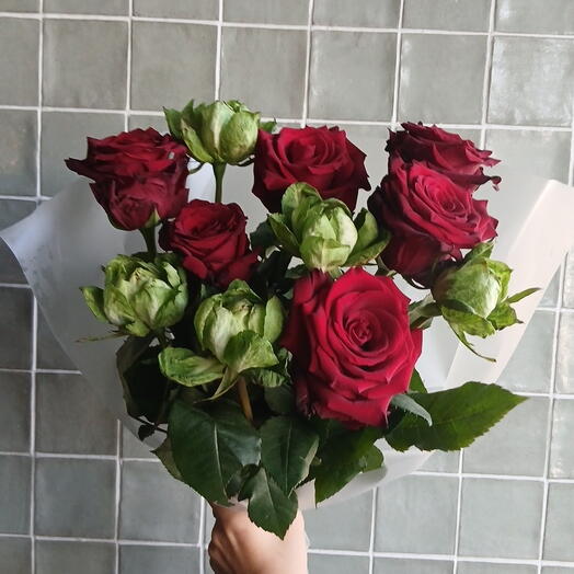 Сборный букет из ярких роз