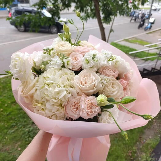Авторский букет маттиол, роза, гортензия, эустома, роза пионовидная кустовая