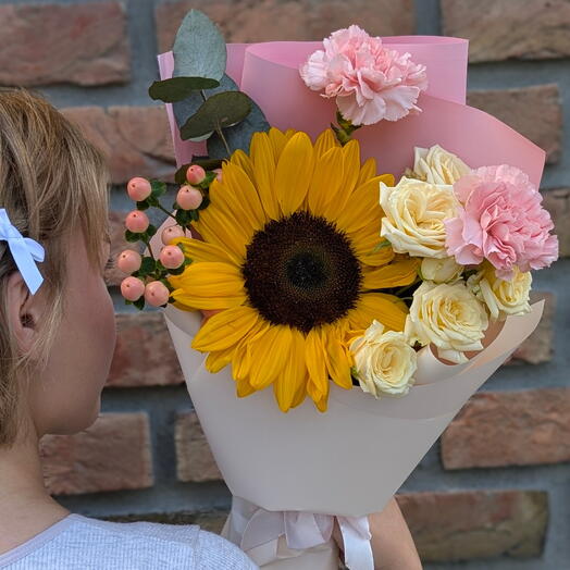 Букет из подсолнуха, эвкклипта, диантусов, кустовой розы, гиперикума