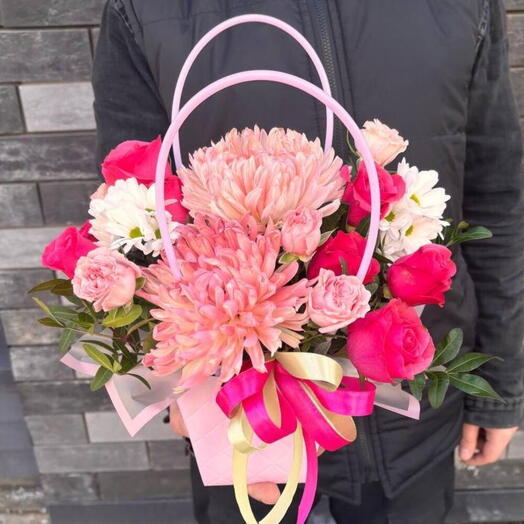 композиция в сумочке из куст. розы,хризантемы,фисташки