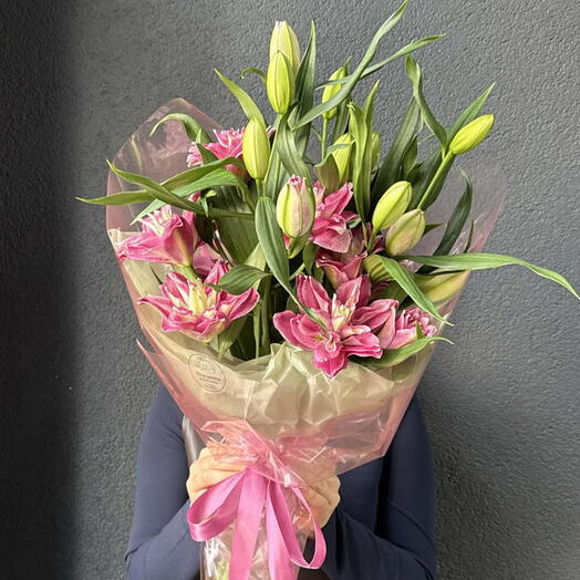 Букет из пионовидных лилий «Яркий комплимент»