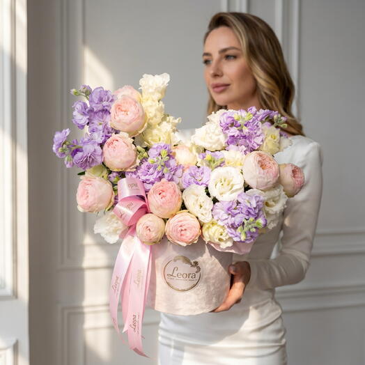 Цветы в коробке. Композиция из кустовых роз и маттиолы. Композиция 554. Leora Flowers дом цветочной моды