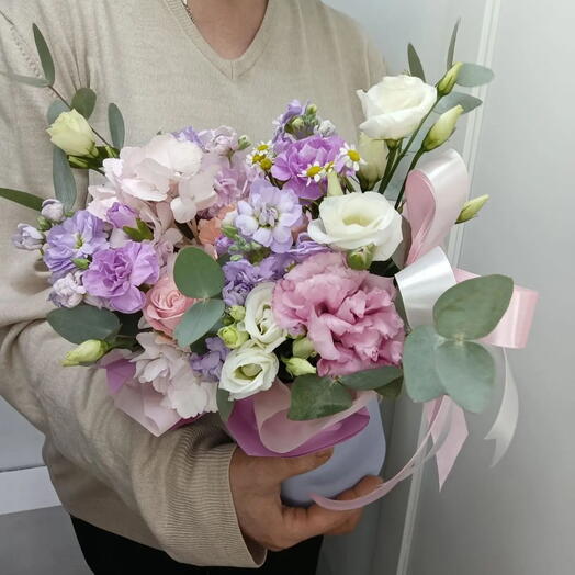 Композиция в шляпной коробочке эустома, маттиола,  гортензия, диантус, ромашка, эвкалипт