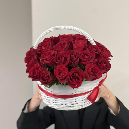 Корзина с 31 кенийской розой