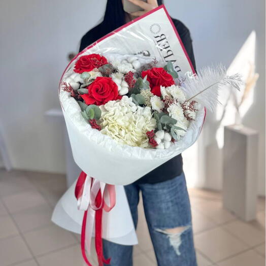 Букет-гигант с алыми розами и гортензией