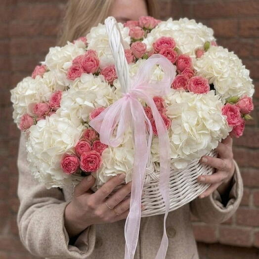 Шикарная композиция в корзине с гортензией и кустовой розой🌹