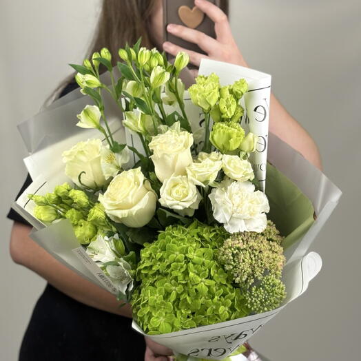 Букет с розами белыми