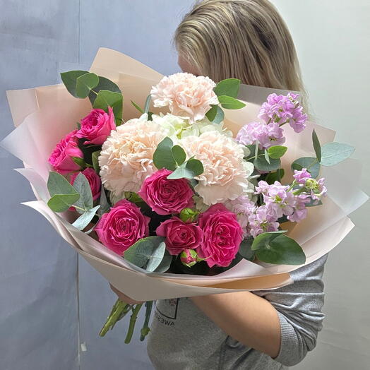 Букет из эвкалипта, диантуса, кустовой розы, маттиолы, гортензии