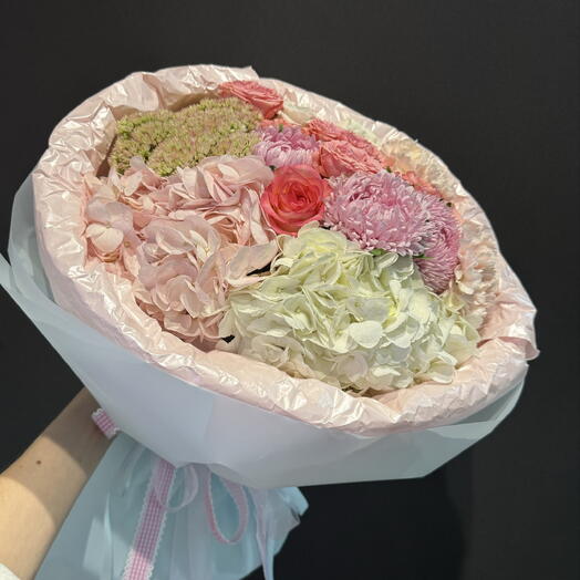 Букет кустовая роза, эустома, роза Джумилия, астра, гортензия