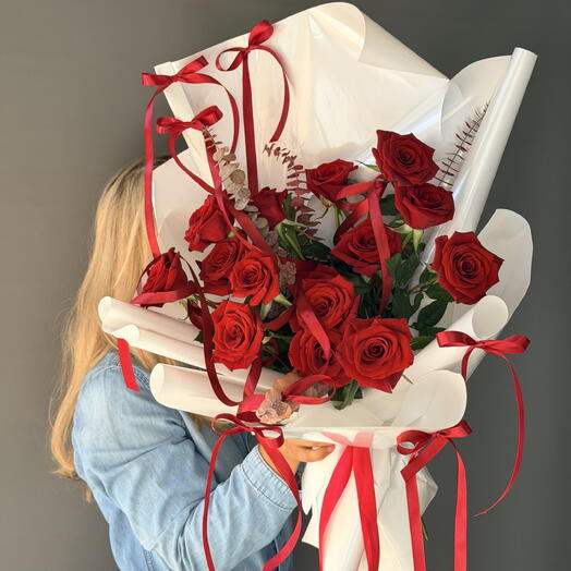 Эффектный букет из красных роз 🎀