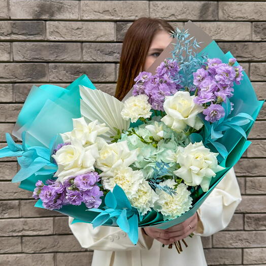 Автосркий букет с французской розой и ароматной маттиолой. Leoraflowers 5127