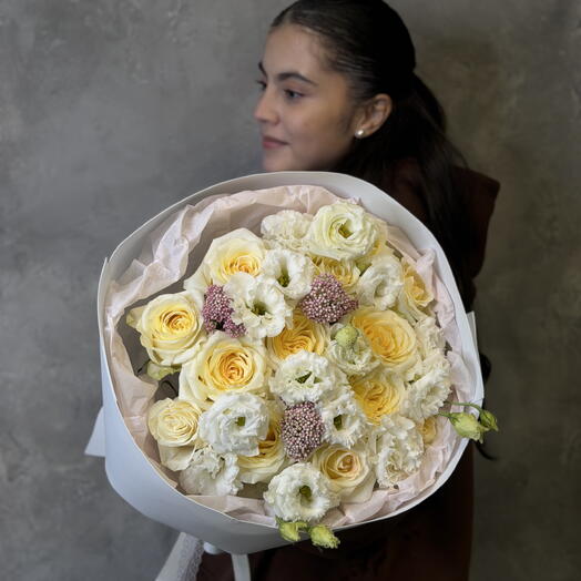 Букет с розами, эустомой и озотамнусом