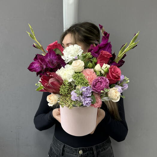 Композиция в шляпной коробке с винными гладиолусами и протеей 🌹