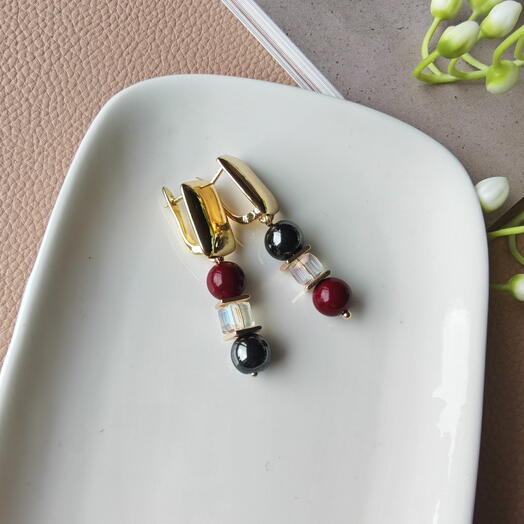 Серьги из гематита, красной майорки и ювелирного стекла