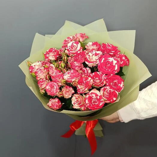 Букет из 5 кустовых роз Фаерворкс в зелёной упаковке