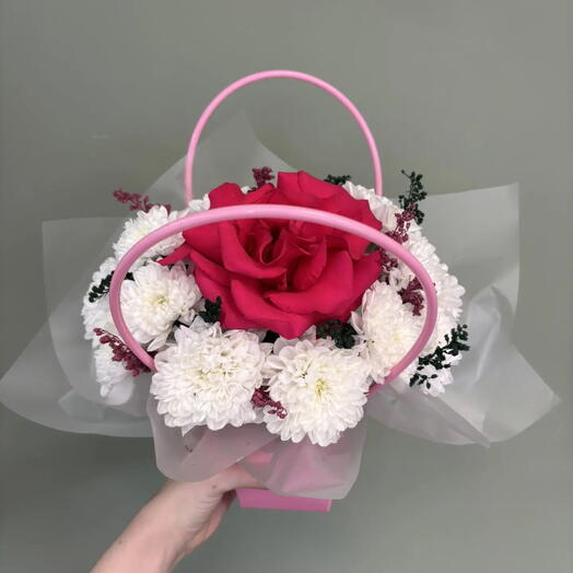 Композиция из хризантем, французской розы и салидаго