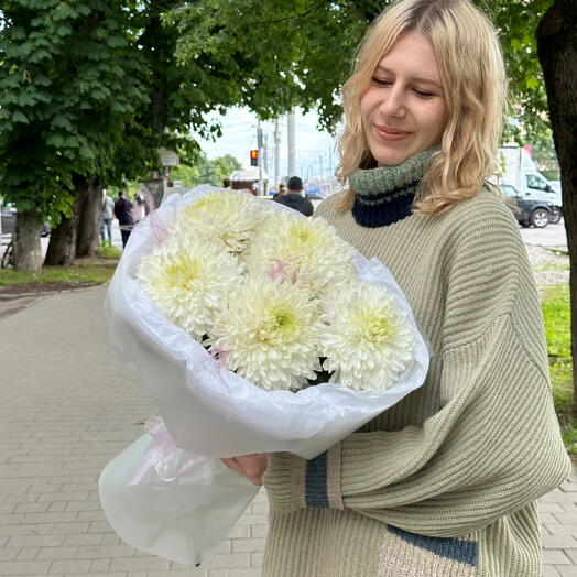 Букет из большой белой хризантемы и ковыля. Большой букет из белых хризантем