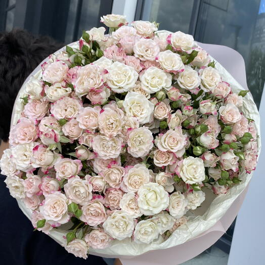 Букет из 25 ажурных кустовых роз