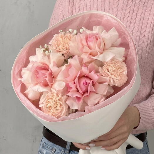 Нежный букет из французских роз, диантусов и гипсофилы🌸