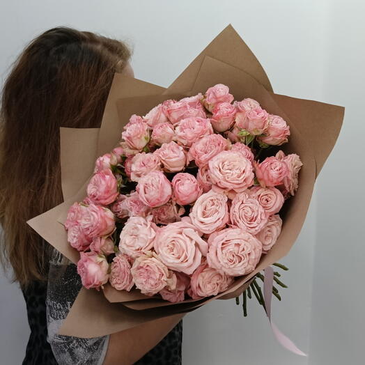 Букет пионовидных кустовых роз в крафт упаковке 35679