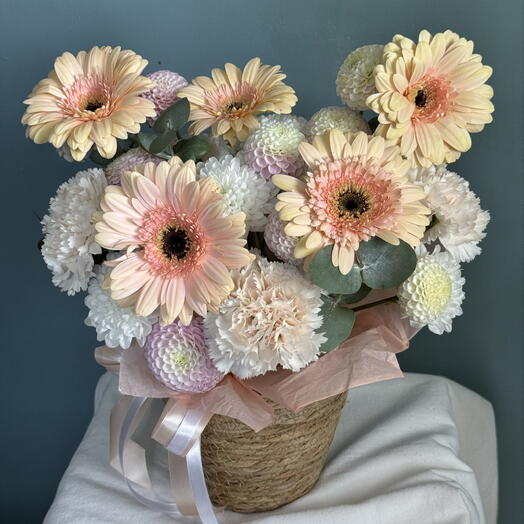 Герберы с георгинами в плетеной корзинке