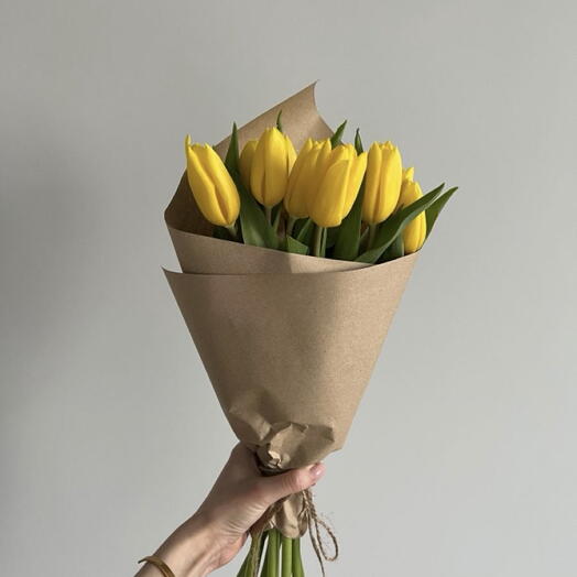 9 желтых тюльпанов в крафте 🧡💛