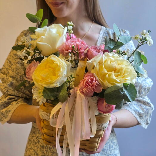 Корзинка с розами Кендлайт