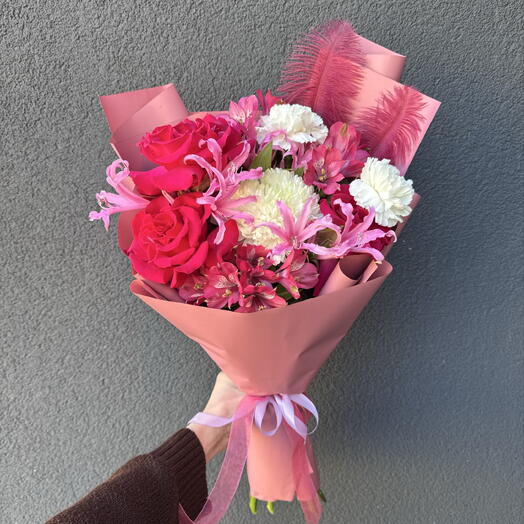 Яркий авторский букет с малиновыми розами🌺
«Розовый фламинго»