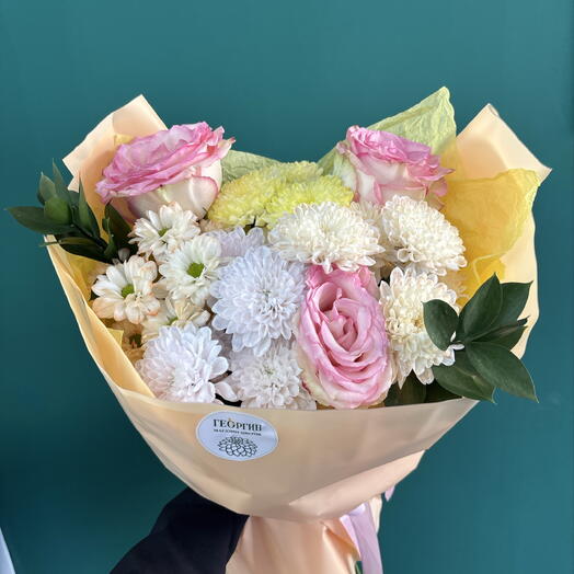 Букет из хризантем, роз и рускуса