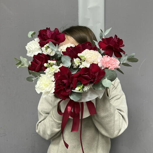 Композиция с Красными Розами, Кружевными Диантусами и Маттиолой🌺