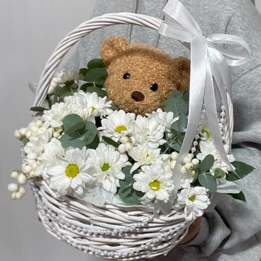 Корзина с цветами и мишкой