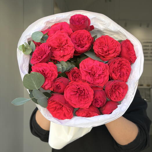 Моно букет из ярких пионовидных и кустовых роз