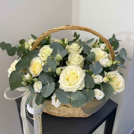 Корзина с белыми розами