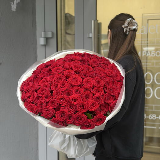 101 роза Россия 60 см в оформлении