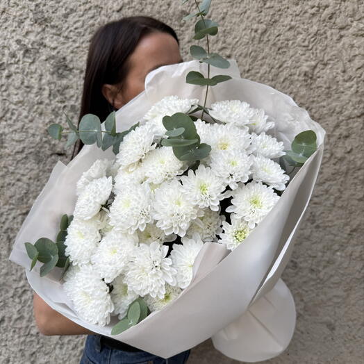 Пышный букет из 7 белых кустовых хризантем Алтай с эвкалиптом