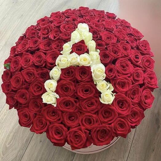 Композиция из 101 розы с буквой