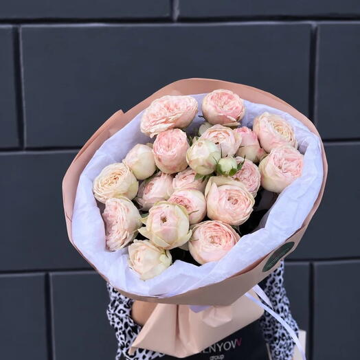7 нежных пионовидных кустовых роз