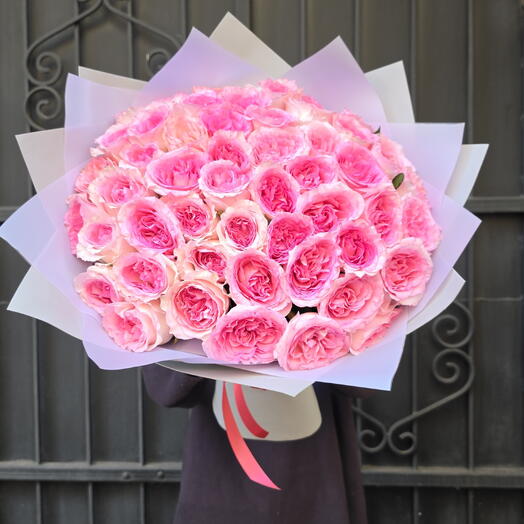 Нежный букет с розовыми розочками в оформлении